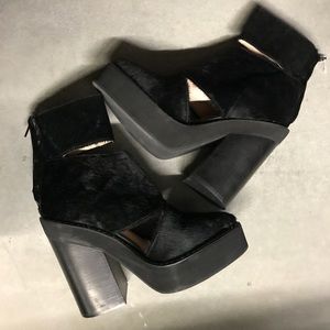 Jeffrey campbell feria 7 fits like 7.5